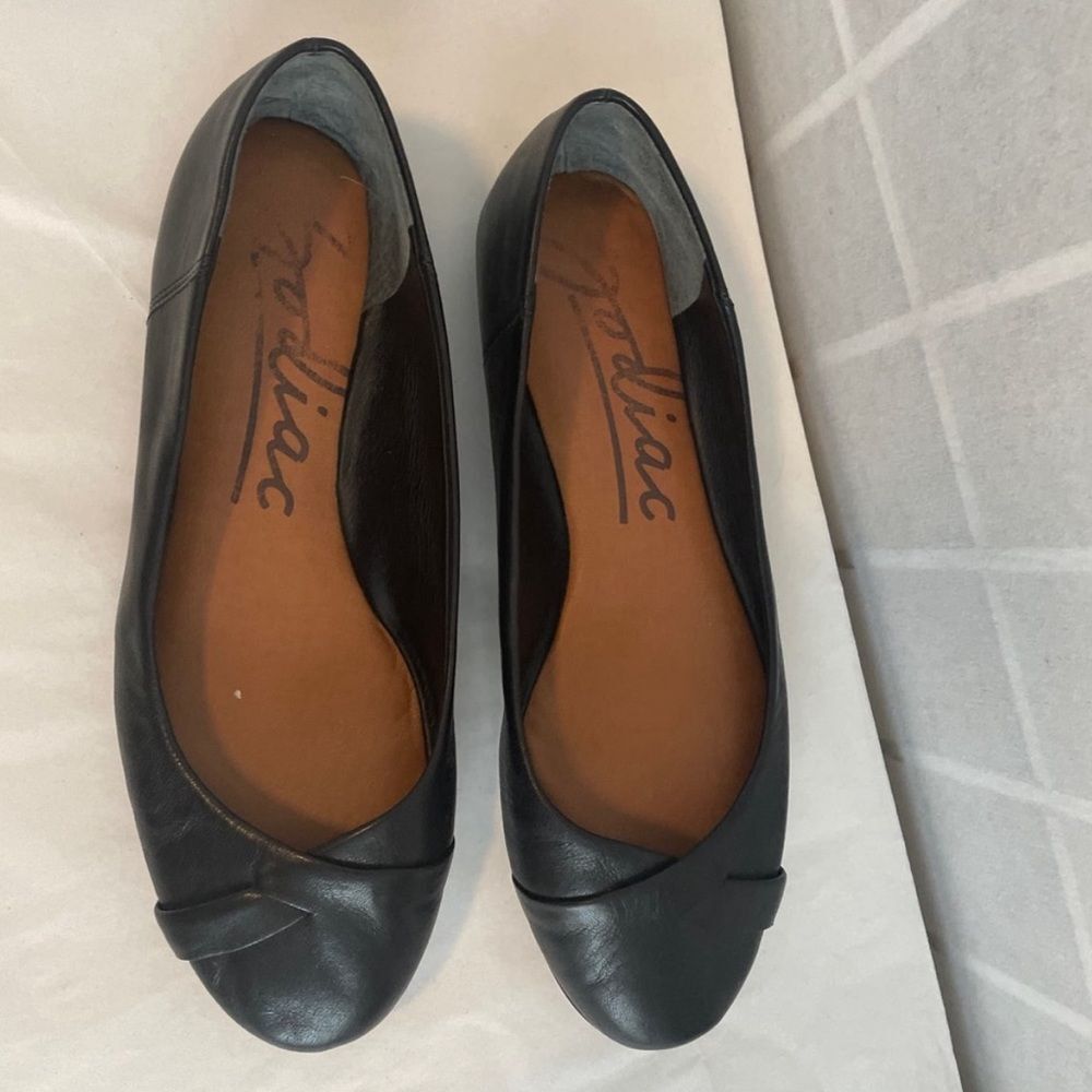 Zodiac Sadie 7.5 Black Leather Flat Shoes Slip On Woven Strap Work Casual Travel